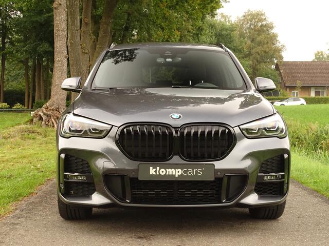 BMW X1 xDrive20i M-Sport | Trekhk | Nav | 18" | Stoelverw | Camera | All Black!