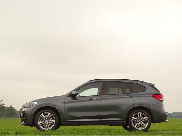 BMW X1 xDrive20i M-Sport | Trekhk | Nav | 18" | Stoelverw | Camera | All Black!