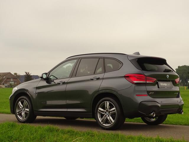 BMW X1 xDrive20i M-Sport | Trekhk | Nav | 18" | Stoelverw | Camera | All Black!