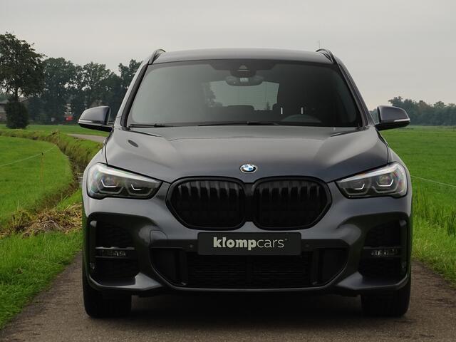 BMW X1 xDrive20i M-Sport | Trekhk | Nav | 18" | Stoelverw | Camera | All Black!