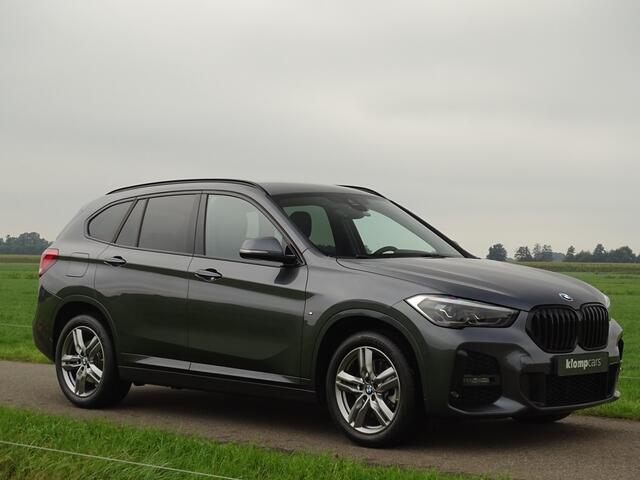 BMW X1 xDrive20i M-Sport | Trekhk | Nav | 18" | Stoelverw | Camera | All Black!