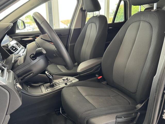 BMW X1 sDrive18iA High Executive | Automaat | Cruise Control | Camera | Navigatie | Stoelverwarming | LM-Velgen | Climate Control | Elektrisch bedienbare Achterklep | Parkeer Sensoren voor en achter | LED Verlichting