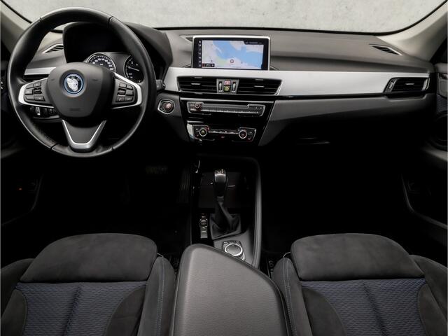 BMW X1 xDrive25e Sportline 221Pk Automaat (GROOT NAVI, CLIMATE, ALCANTARA, GETINT GLAS, ELEK ACHTERKLEP, SPORTSTOELEN, PARKEERSENSOREN, LED KOPLAMPEN, DAB+, NIEUWSTAAT)