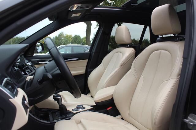 BMW X1 sDrive18i Centennial High Exe. / Panoramadak / Head-up / Leder / 18'' / Keyless / Navigatie / Sportstoelen / Stoelverwarming / Cruise Control