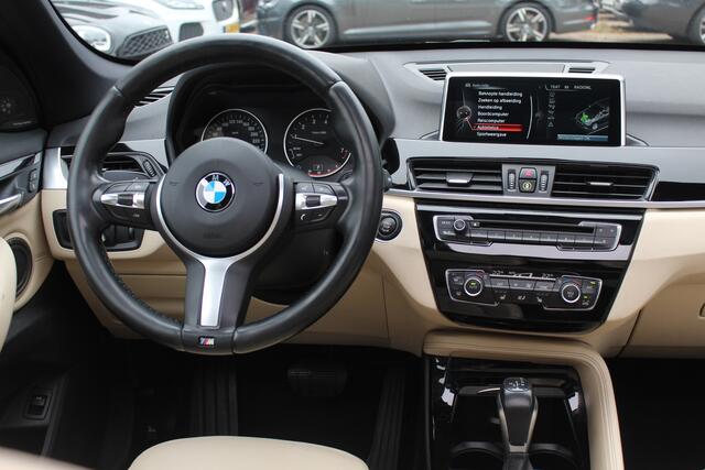 BMW X1 sDrive18i Centennial High Exe. / Panoramadak / Head-up / Leder / 18'' / Keyless / Navigatie / Sportstoelen / Stoelverwarming / Cruise Control