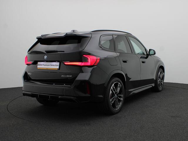 BMW X1 xDrive25e M Sportpakket Pro | Premium Pack | Stuurwielrand Verwarmd | Comfort Access | Trekhaak | Panoramadak | Driving Assistant | Parking Assistant | Harman Kardon | 19''