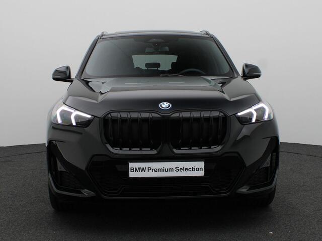 BMW X1 xDrive25e M Sportpakket Pro | Premium Pack | Stuurwielrand Verwarmd | Comfort Access | Trekhaak | Panoramadak | Driving Assistant | Parking Assistant | Harman Kardon | 19''