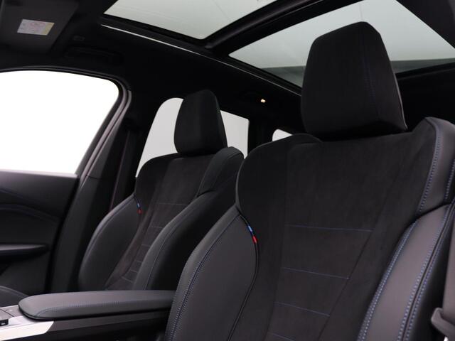 BMW X1 xDrive25e M Sportpakket Pro | Premium Pack | Stuurwielrand Verwarmd | Comfort Access | Trekhaak | Panoramadak | Driving Assistant | Parking Assistant | Harman Kardon | 19''