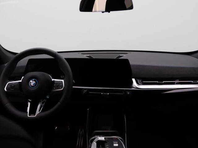 BMW X1 xDrive25e M Sportpakket Pro | Premium Pack | Travel Pack | Stuurwielrand Verwarmd | Trekhaak | Panoramadak | Driving Assistant | Parking Assistant | Harman Kardon | 19''