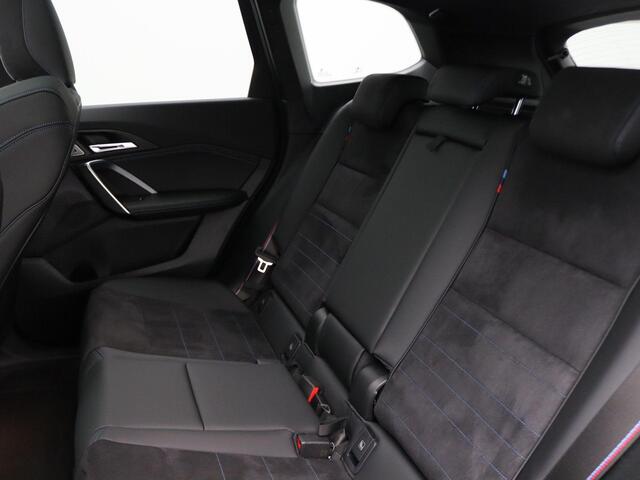 BMW X1 xDrive25e M Sportpakket Pro | Premium Pack | Travel Pack | Stuurwielrand Verwarmd | Trekhaak | Panoramadak | Driving Assistant | Parking Assistant | Harman Kardon | 19''