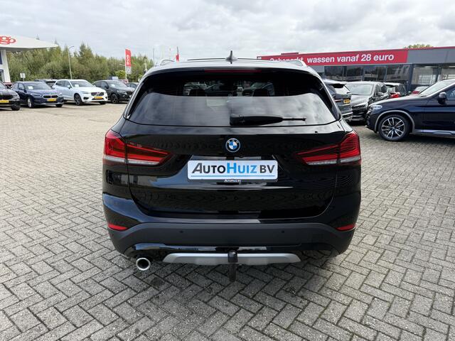 BMW X1 xDrive25e High Executive xLine Panoramadak Elek. Stoelverstelling Lederen Bekleding LED Trekhaak Keyless Entry Carplay Achteruitrijcamera 19 Inch Head-Up Display
