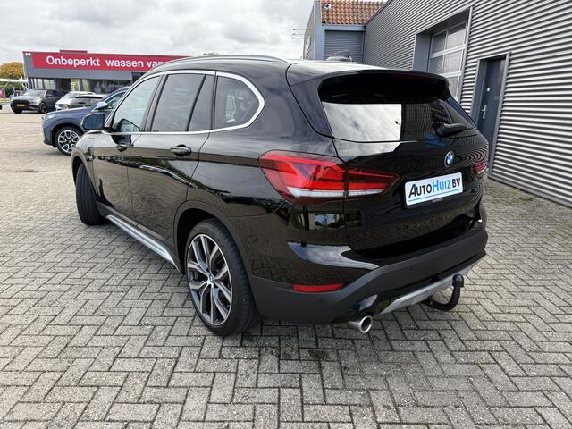 BMW X1 xDrive25e High Executive xLine Panoramadak Elek. Stoelverstelling Lederen Bekleding LED Trekhaak Keyless Entry Carplay Achteruitrijcamera 19 Inch Head-Up Display