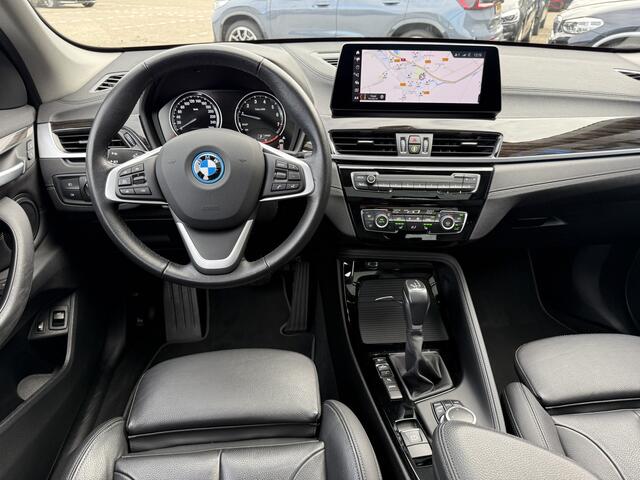 BMW X1 xDrive25e High Executive xLine Panoramadak Elek. Stoelverstelling Lederen Bekleding LED Trekhaak Keyless Entry Carplay Achteruitrijcamera 19 Inch Head-Up Display