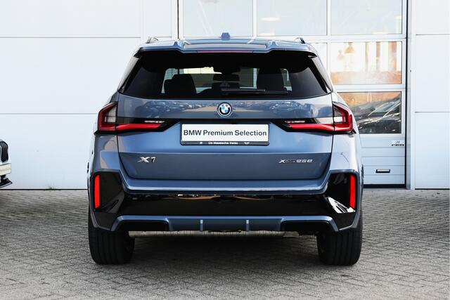 BMW X1 xDrive25e High Executive M Sport Automaat / Panoramadak / Trekhaak / Sportstoelen / M Adaptief onderstel / Adaptieve LED / Parking Assistant Plus / Head-Up / Harman Kardon