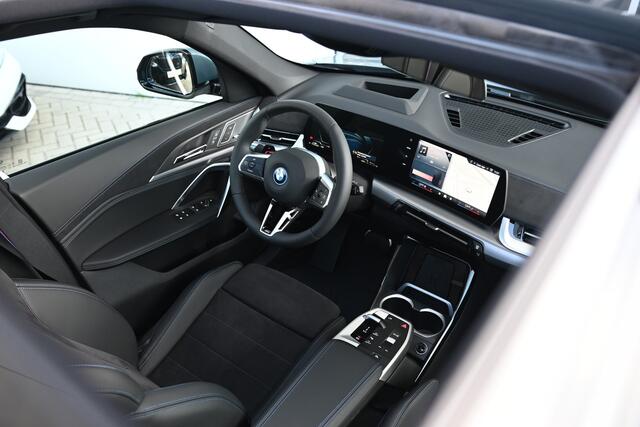 BMW X1 xDrive25e High Executive M Sport Automaat / Panoramadak / Trekhaak / Sportstoelen / M Adaptief onderstel / Adaptieve LED / Parking Assistant Plus / Head-Up / Harman Kardon