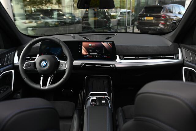 BMW X1 xDrive25e High Executive M Sport Automaat / Panoramadak / Trekhaak / Sportstoelen / M Adaptief onderstel / Head-Up / Adaptieve LED / Parking Assistant Plus /