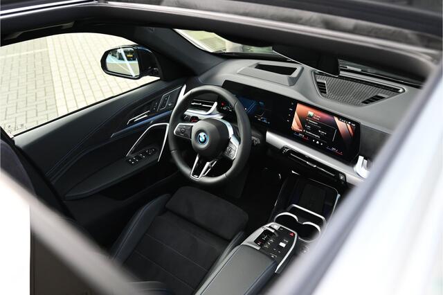 BMW X1 xDrive25e High Executive M Sport Automaat / Panoramadak / Trekhaak / Sportstoelen / M Adaptief onderstel / Head-Up / Adaptieve LED / Parking Assistant Plus /
