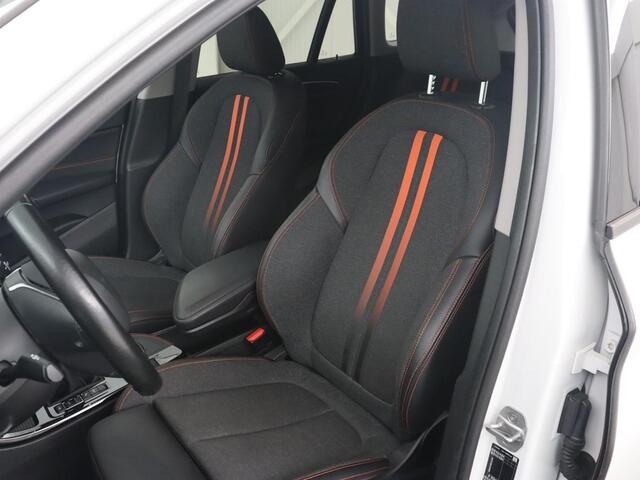 BMW X1 xDrive25e Sport Line | Stoelverwarming | Camera | Full LED | Sportstoelen | Keyless | Navigatie | Climate control | Parkeerhulp | Cruise control | DAB | Bluetooth