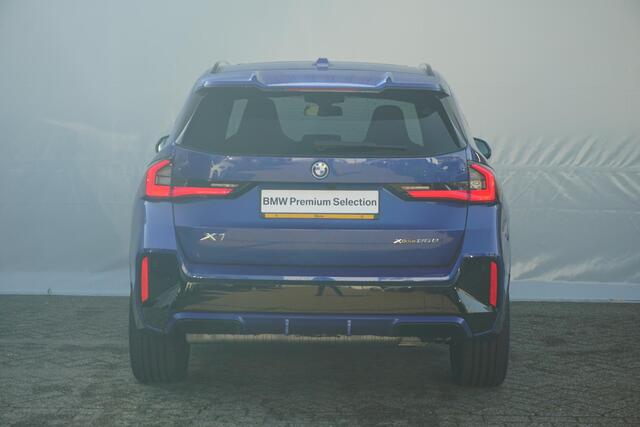 BMW X1 xDrive25e M Sportpakket 20'' / Panoramadak / Harman Kardon / Trekhaak / Elektrisch Verstelbare M Sportstoelen