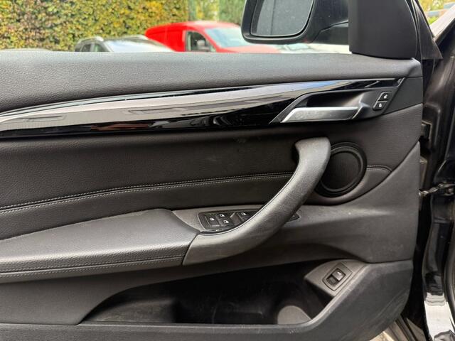 BMW X1 sDrive20i 192pk High Exe,Pano,LED,Sportleer,HUD,NaviPro,Stoelverw,Clima,Cruise,Camera