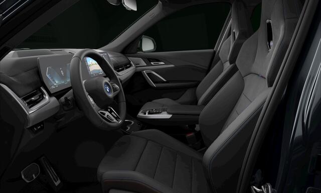 BMW X1 xDrive30e M Sport Pro, M stoelen, pano, tr.haak, H/K, 20", HUD, ACC, keyless, privacy