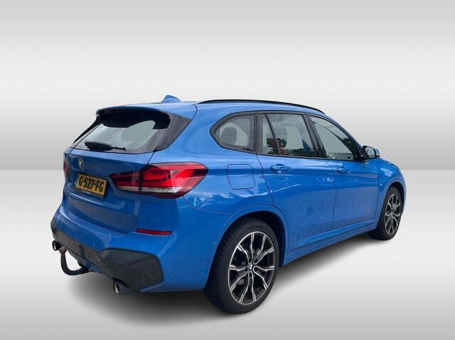 BMW X1 sDrive20i High Executive Ed. / Trekhaak / Panoramadak / Camera / Head-up / 19'' / Memory seats / Leder / Stuurverwarming / Navigatie / DAB / Stoelverwarming / Cruise Control