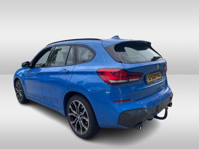 BMW X1 sDrive20i High Executive Ed. / Trekhaak / Panoramadak / Camera / Head-up / 19'' / Memory seats / Leder / Stuurverwarming / Navigatie / DAB / Stoelverwarming / Cruise Control