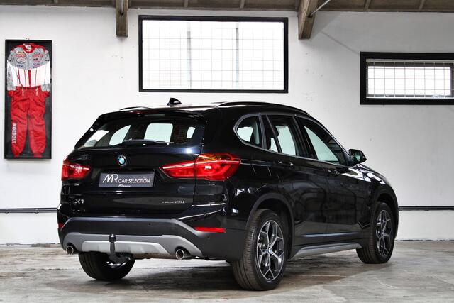 BMW X1 sDrive20i Orange Edition III | Panoramadak | Leder | Head-Up | Trekhaak | NL auto|