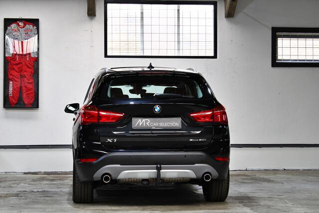 BMW X1 sDrive20i Orange Edition III | Panoramadak | Leder | Head-Up | Trekhaak | NL auto|