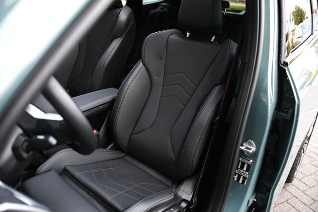 BMW X1 sDrive20i High Executive M Sport Automaat / Panoramadak / Trekhaak / Sportstoelen / M Adaptief onderstel / Comfort Access / Parking Assistant Plus / Adaptieve LED / Head-Up