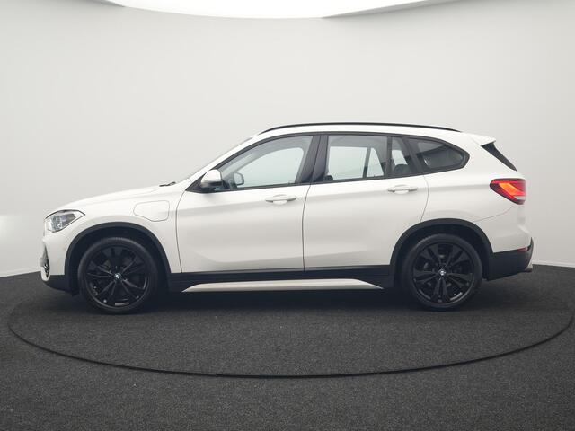 BMW X1 xDrive25e Sportline Plug In Hybrid 221pk Dealer O.H PHEV | Navigatie | Sfeerverlichting | LED Koplampen | Sportstoelen Verwarmd | DAB | 18"L.M |
