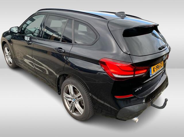 BMW X1 sDrive18i High Exe. M Sport / Trekhaak / Half leder / Navi. Proff / Parkeerhulp V+a / 18'' / Stoelverwarming / DAB / Cruise Control