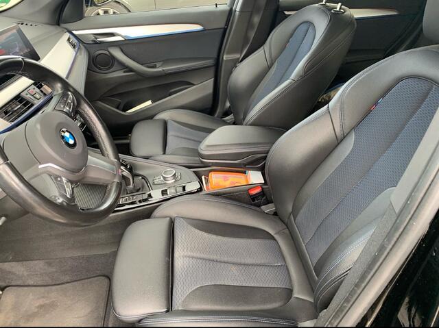 BMW X1 sDrive18i High Exe. M Sport / Trekhaak / Half leder / Navi. Proff / Parkeerhulp V+a / 18'' / Stoelverwarming / DAB / Cruise Control