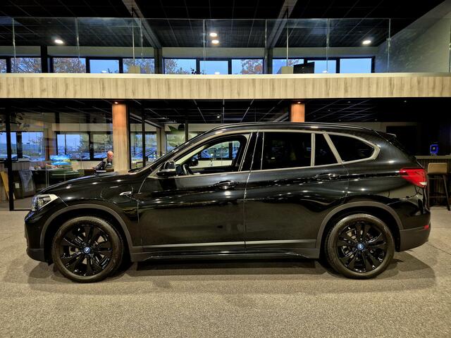 BMW X1 xDrive25e High Executive Sportline | Black edition | Camera | HUD | Leder | Trekhaak | Navigatie | Stoelverwarming | Carplay