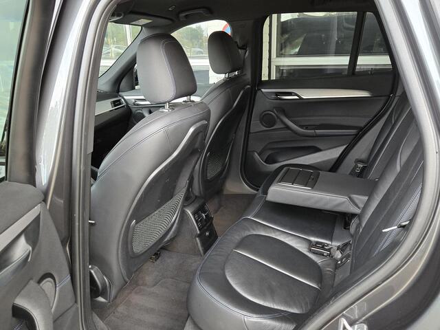 BMW X1 sDrive20i M SPORT | LEDER | TREKHAAK | NAVIGATIE | STOEL- STUURWIELVERWARMING | ELEKTR. KOFFERKLEP |