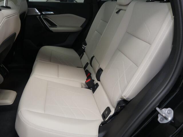 BMW X1 xDrive30e | M-Sport | Trekhaak | 20" | Panorama | Actief zetel | Head up | Harman/kardon