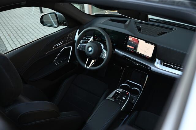 BMW X1 xDrive25e High Executive M Sport Automaat / Panoramadak / Trekhaak / Sportstoelen / M Adaptief onderstel / Comfort Access / Parking Assistant Plus / Head-Up / Harman-Kardon