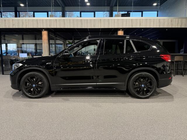 BMW X1 xDrive25e High Executive Sportline | Black edition | Panorama | Trekhaak | Camera HUD | Carplay