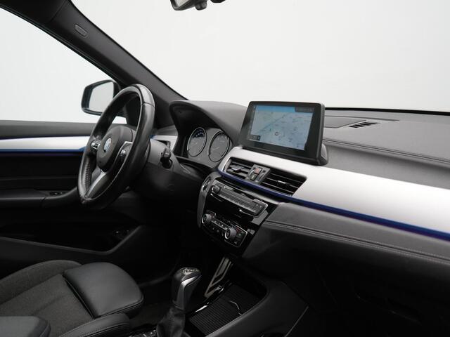 BMW X1 xDrive25e M Sport Plug In Hybrid Storm Bay Metallic 221pk Dealer O.H. PHEV | Panodak | Head Up | Adaptive Cruise | Camera | Stoelen & Stuur Verwarmd | Sfeerverlichting | Keyless | Navigatie | 19"L.M | DAB |