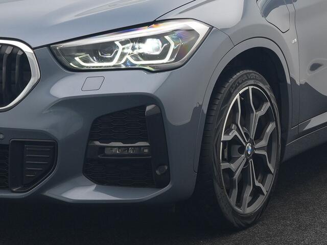BMW X1 xDrive25e M Sport Plug In Hybrid Storm Bay Metallic 221pk Dealer O.H. PHEV | Panodak | Head Up | Adaptive Cruise | Camera | Stoelen & Stuur Verwarmd | Sfeerverlichting | Keyless | Navigatie | 19"L.M | DAB |