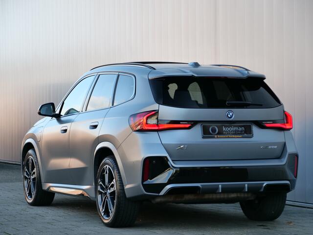 BMW X1 xDrive25e M Sport pakket Pro 245 Pk Automaat Schuifdak / Winterpakket / Harman Kardon
