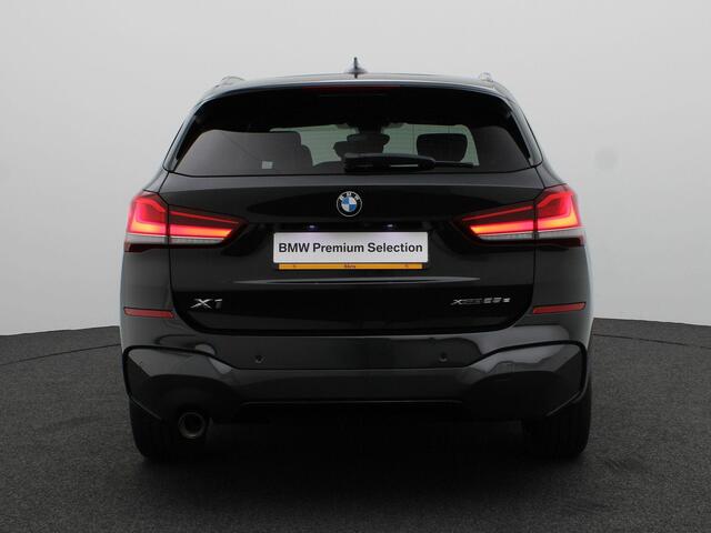 BMW X1 xDrive25e M Sportpakket | Entertainment Pack | Trekhaak | Achteruitrijcamera | Panoramadak | Elektrisch Verstelbare Sportstoelen | Driving Assistant Plus | Active Cruise Control | Head-Up Display | Harman Kardon | Apple Carplay Voorbereiding | 19''