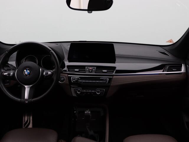 BMW X1 xDrive25e M Sportpakket | Entertainment Pack | Trekhaak | Achteruitrijcamera | Panoramadak | Elektrisch Verstelbare Sportstoelen | Driving Assistant Plus | Active Cruise Control | Head-Up Display | Harman Kardon | Apple Carplay Voorbereiding | 19''