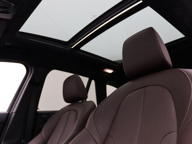 BMW X1 xDrive25e M Sportpakket | Entertainment Pack | Trekhaak | Achteruitrijcamera | Panoramadak | Elektrisch Verstelbare Sportstoelen | Driving Assistant Plus | Active Cruise Control | Head-Up Display | Harman Kardon | Apple Carplay Voorbereiding | 19''
