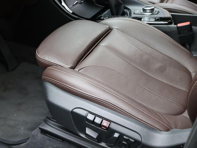 BMW X1 xDrive25e M Sportpakket | Entertainment Pack | Trekhaak | Achteruitrijcamera | Panoramadak | Elektrisch Verstelbare Sportstoelen | Driving Assistant Plus | Active Cruise Control | Head-Up Display | Harman Kardon | Apple Carplay Voorbereiding | 19''