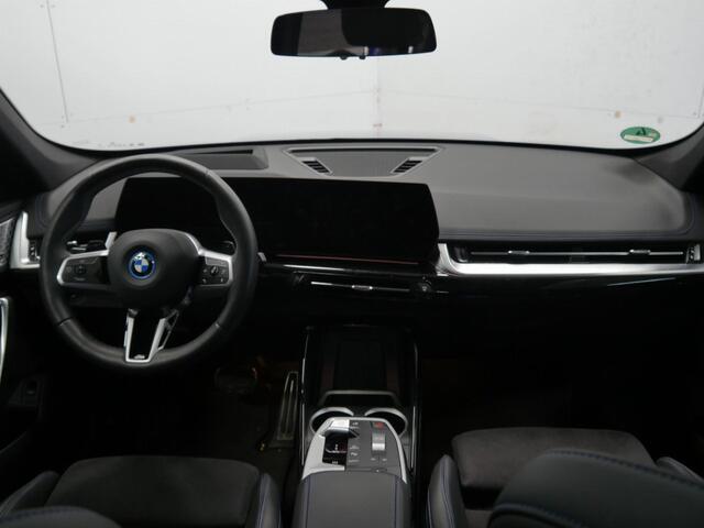 BMW X1 xDrive30e | M-Sport | Harman/kardon | Panorama | Trekhaak | Elek. stoelverst. | Stoel + stuurverw.