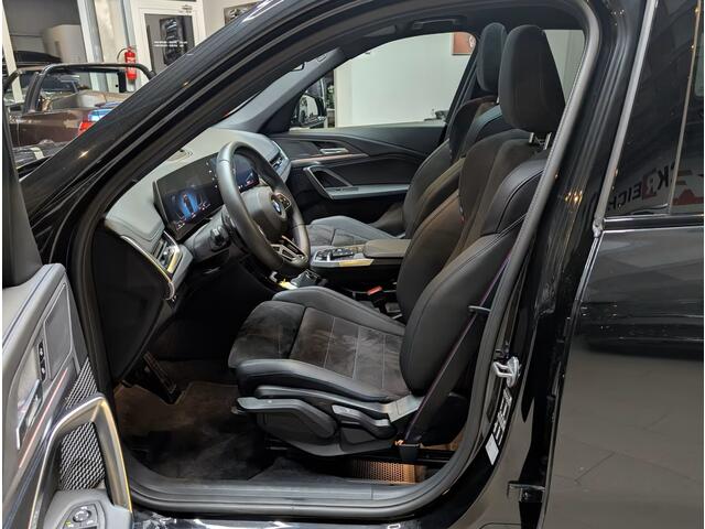 BMW X1 sDrive18iA M-SPORT ** ADAPT. LED, NAVI+, PANORAMA, TREKH, 19-inch LMV, M-REMMEN ** 1e EIG - Ex BMW-AG - UNFALLFREI ** ** INFORMEER OOK NAAR ONZE AANTREKKELIJKE FINANCIAL-LEASE TARIEVEN **