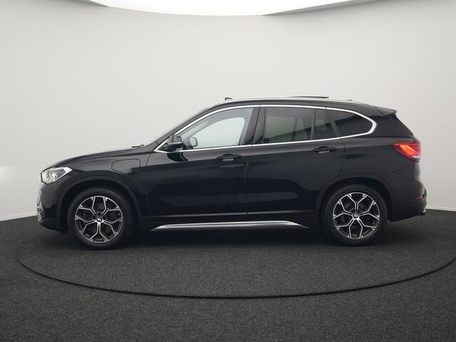 BMW X1 xDrive25e Sportline Plug In Hybrid 222pk Dealer O.H. PHEV | Trekhaak Afn. | Panodak | Head Up | Lederen Sportstoelen Verwarmd | LED Koplampen | Sfeerverlichting | Navigatie | Cruise Control | DAB |