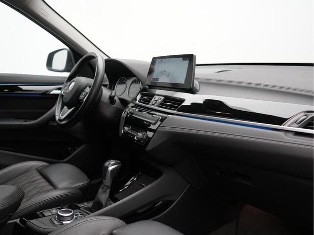 BMW X1 xDrive25e Sportline Plug In Hybrid 222pk Dealer O.H. PHEV | Trekhaak Afn. | Panodak | Head Up | Lederen Sportstoelen Verwarmd | LED Koplampen | Sfeerverlichting | Navigatie | Cruise Control | DAB |