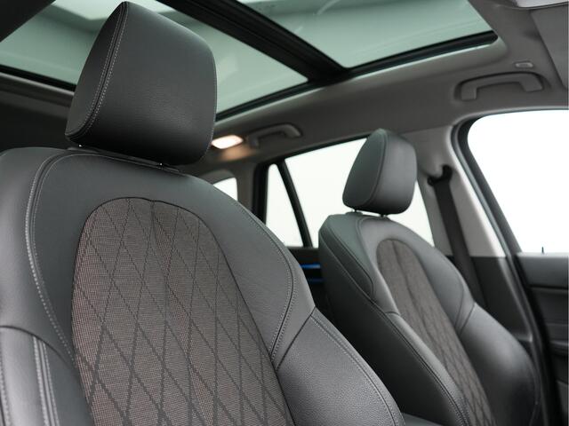 BMW X1 xDrive25e Sportline Plug In Hybrid 222pk Dealer O.H. PHEV | Trekhaak Afn. | Panodak | Head Up | Lederen Sportstoelen Verwarmd | LED Koplampen | Sfeerverlichting | Navigatie | Cruise Control | DAB |